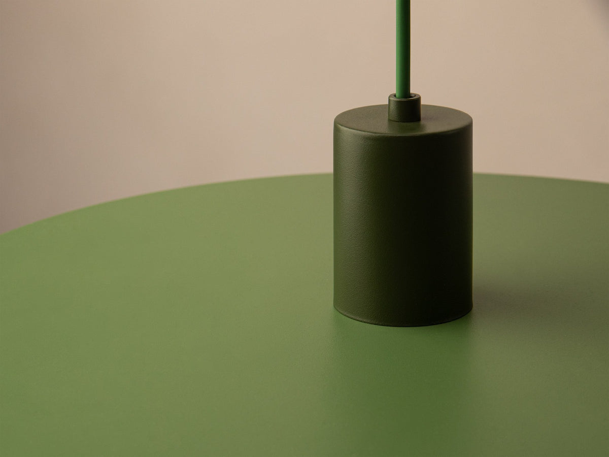 Grüne Ori Pendelleuchte von Micadoni mit rundem Metallschirm im Retro-Design, offene Fassung für Filament-Leuchtmittel, Höhe 145 cm.