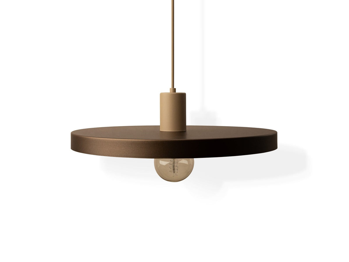 Grüne Ori Pendelleuchte von Micadoni mit rundem Metallschirm im Retro-Design, offene Fassung für Filament-Leuchtmittel, Höhe 145 cm.