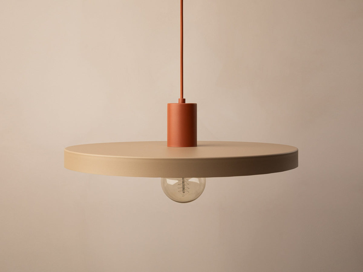 Grüne Ori Pendelleuchte von Micadoni mit rundem Metallschirm im Retro-Design, offene Fassung für Filament-Leuchtmittel, Höhe 145 cm.