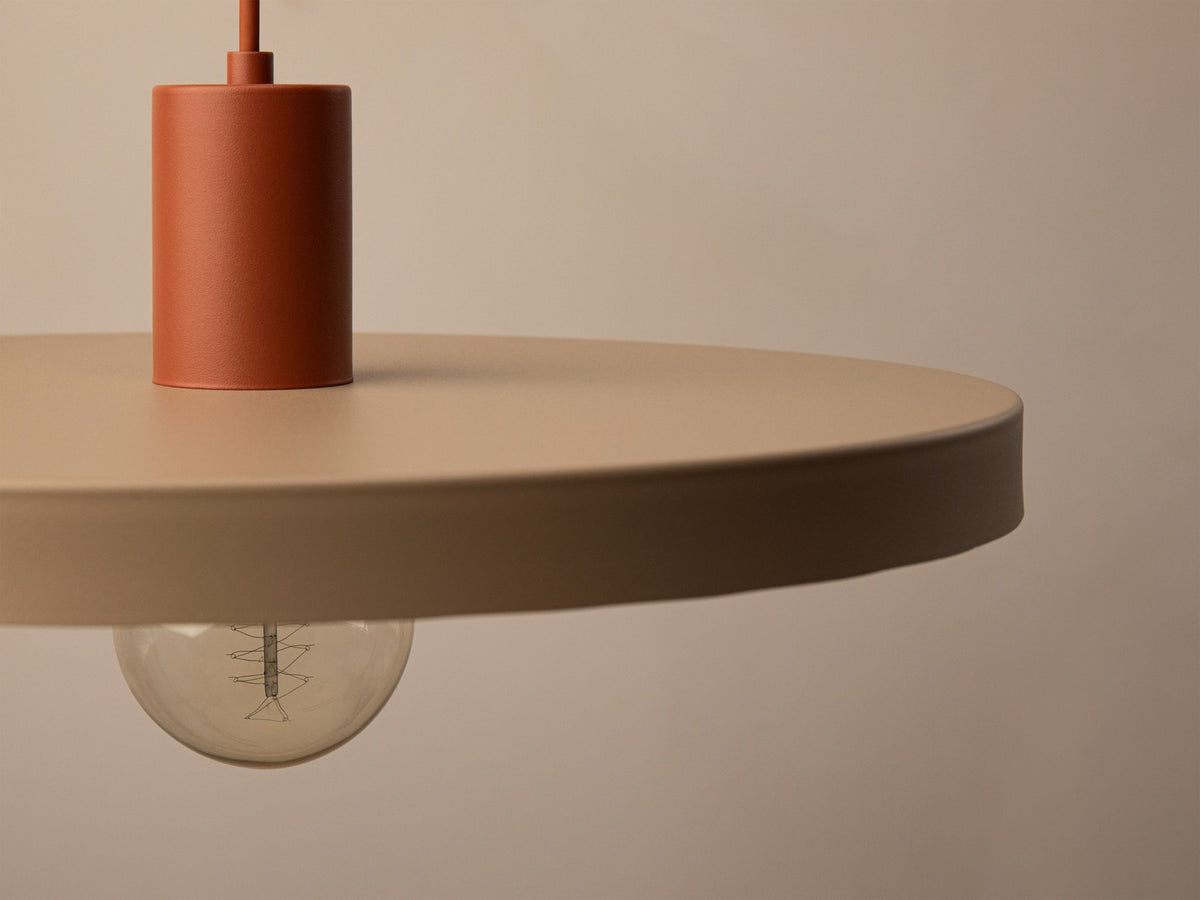 Grüne Ori Pendelleuchte von Micadoni mit rundem Metallschirm im Retro-Design, offene Fassung für Filament-Leuchtmittel, Höhe 145 cm.