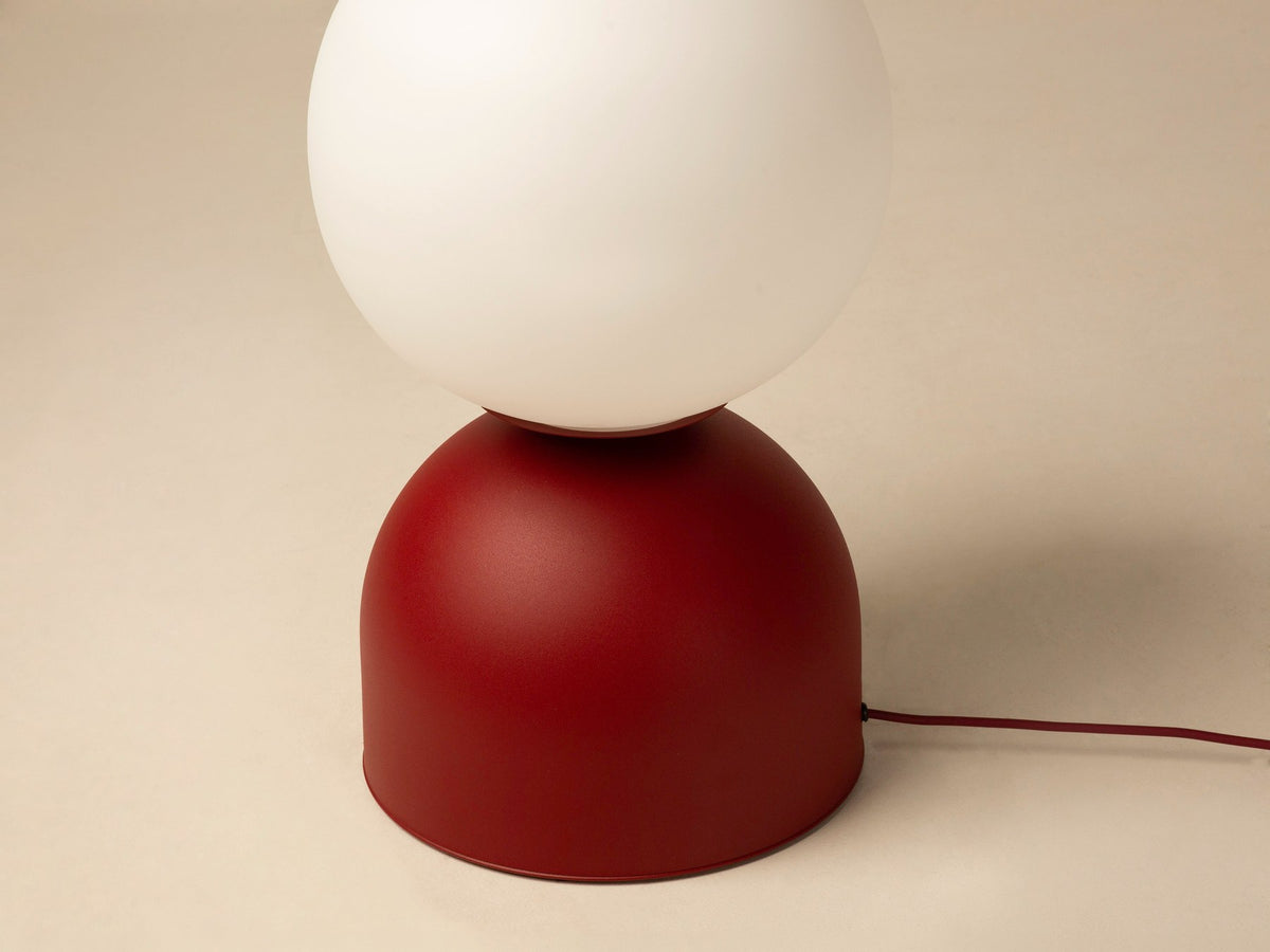 Tischlampe Ely von Micadoni mit rundem Metallfuss und mattem Glasschirm in Beige, Höhe 21 cm, Breite und Tiefe je 12 cm.
