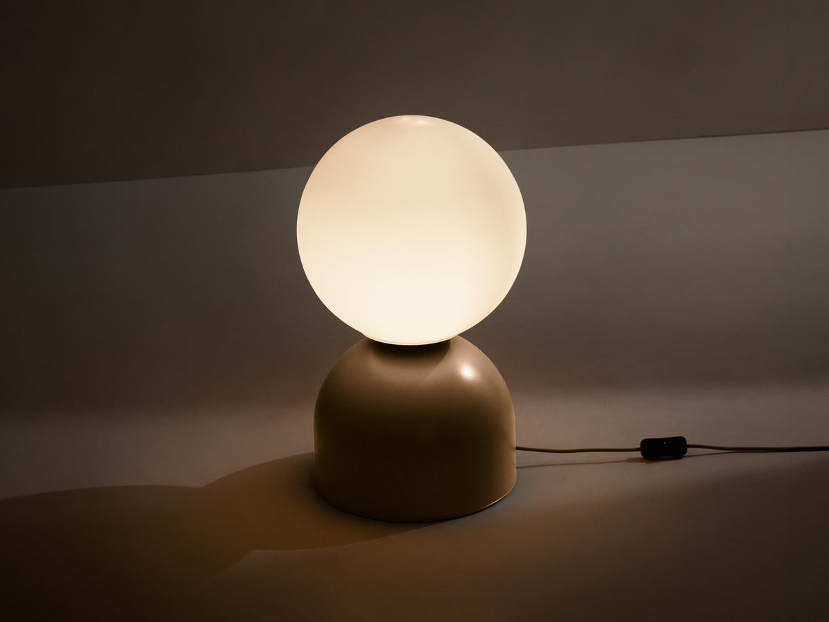 Tischlampe Ely von Micadoni mit rundem Metallfuss und mattem Glasschirm in Beige, Höhe 21 cm, Breite und Tiefe je 12 cm.