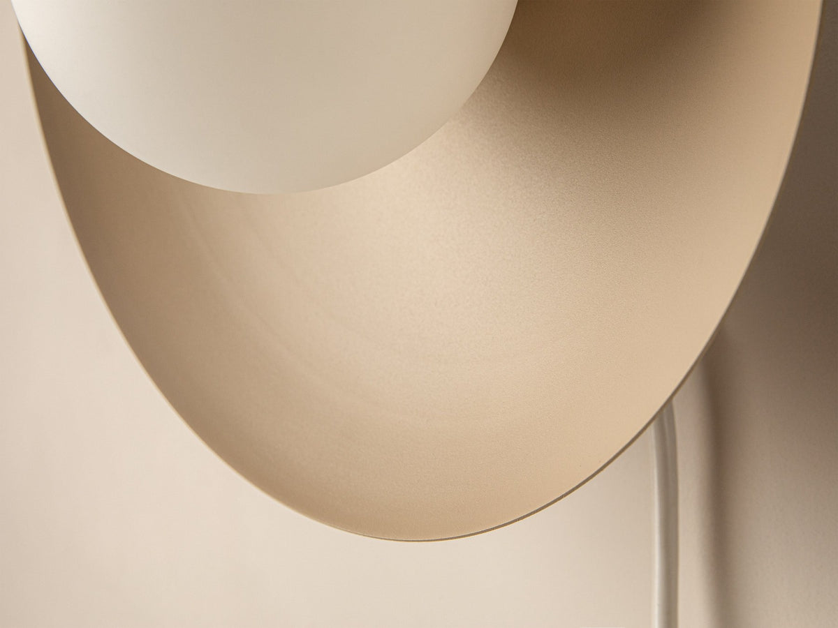 Schwarze Wandlampe Mist von Micadoni aus Metall, kompakte quadratische Form mit G9-Fassung, Grösse 28 x 28 x 16 cm, montiert an einer Wand.