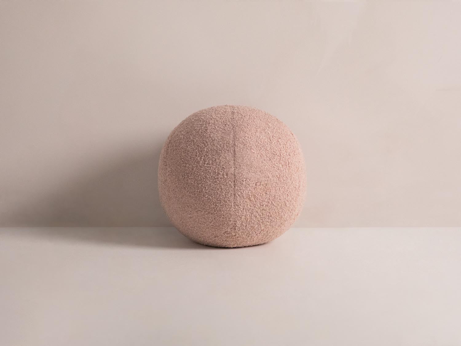 Ball Pillow in Powder Pink-Now or Never präsentiert im Onlineshop von KAQTU Design AG. Deko Kissen ist von Micadoni