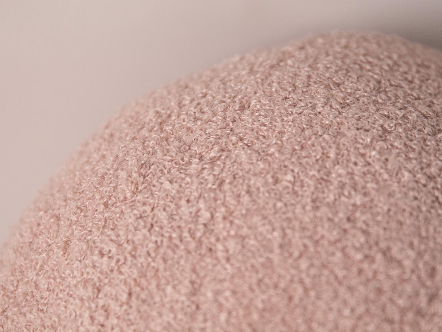 Ball Pillow in Powder Pink-Now or Never präsentiert im Onlineshop von KAQTU Design AG. Deko Kissen ist von Micadoni