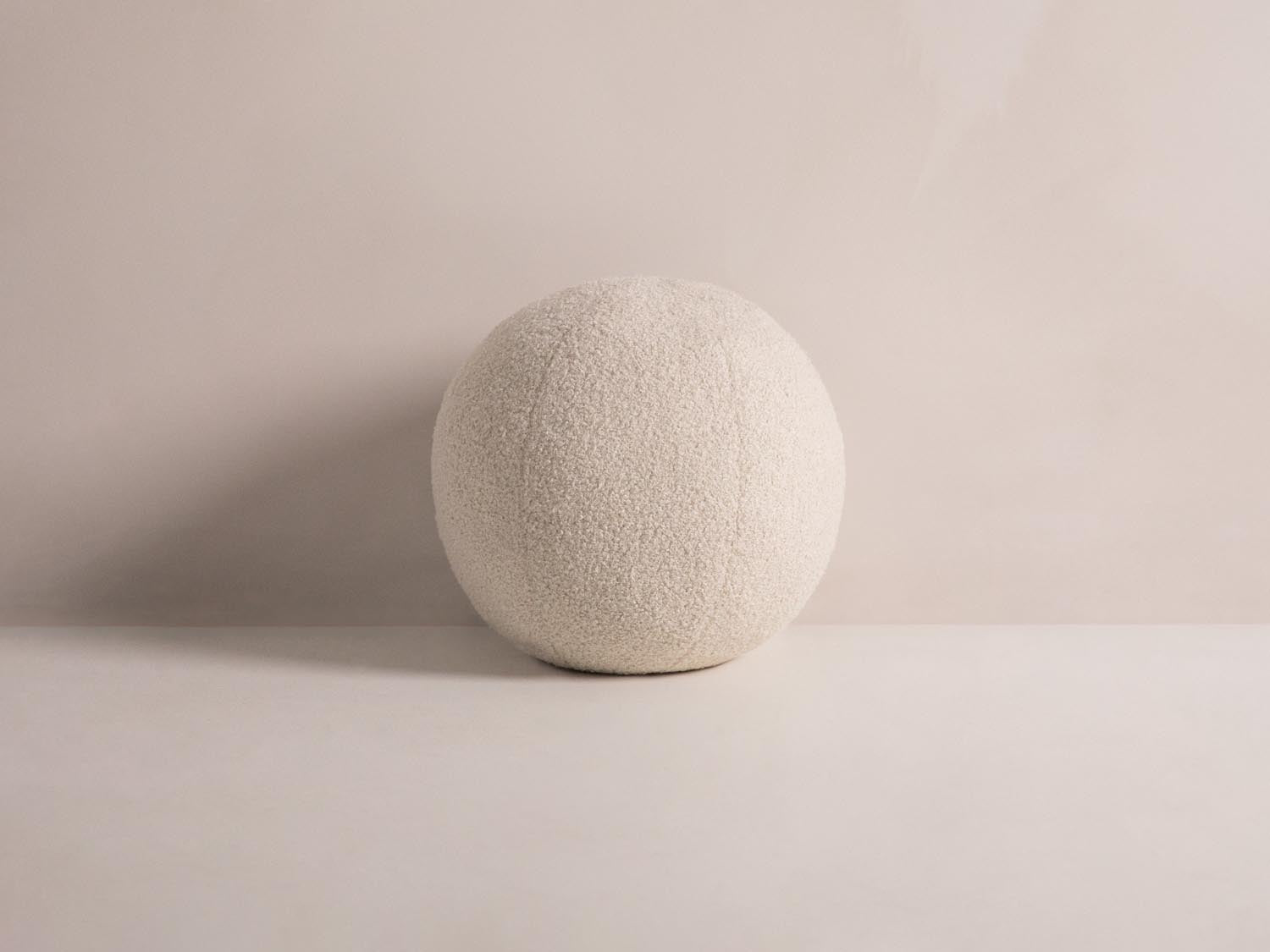 Ball Pillow in Beige-Now or Never präsentiert im Onlineshop von KAQTU Design AG. Deko Kissen ist von Micadoni