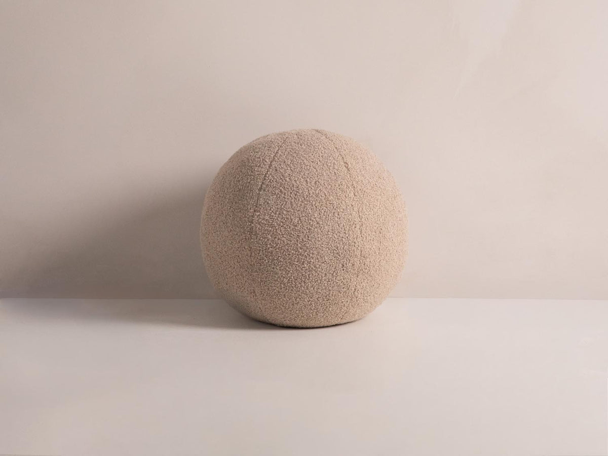 Ball Pillow in Sand-Now or Never präsentiert im Onlineshop von KAQTU Design AG. Deko Kissen ist von Micadoni