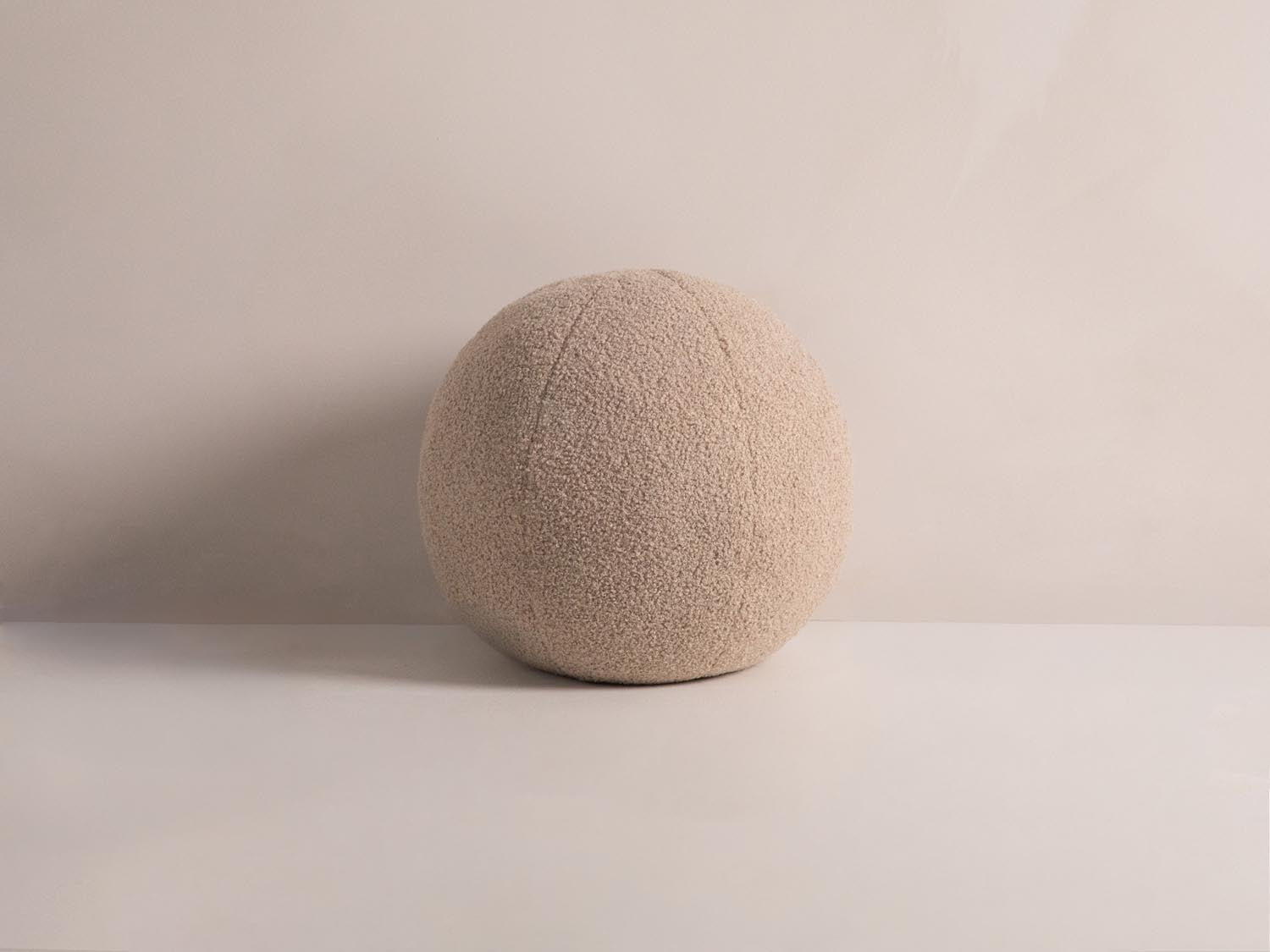 Ball Pillow in Sand präsentiert im Onlineshop von KAQTU Design AG. Deko Kissen ist von Micadoni