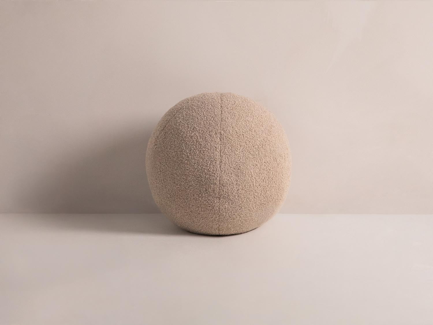 Ball Pillow in Sand-Now or Never präsentiert im Onlineshop von KAQTU Design AG. Deko Kissen ist von Micadoni