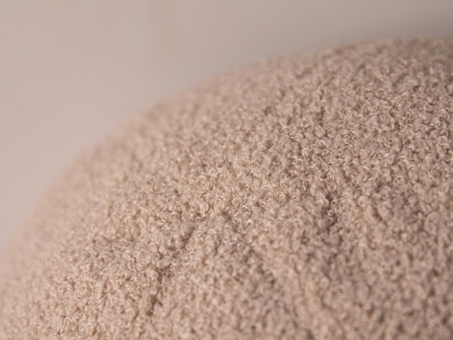 Ball Pillow in Sand-Now or Never präsentiert im Onlineshop von KAQTU Design AG. Deko Kissen ist von Micadoni