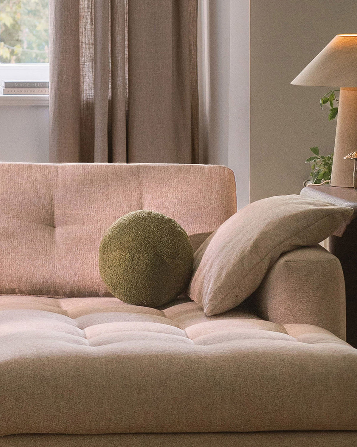 Ball Pillow in Sand-Now or Never präsentiert im Onlineshop von KAQTU Design AG. Deko Kissen ist von Micadoni