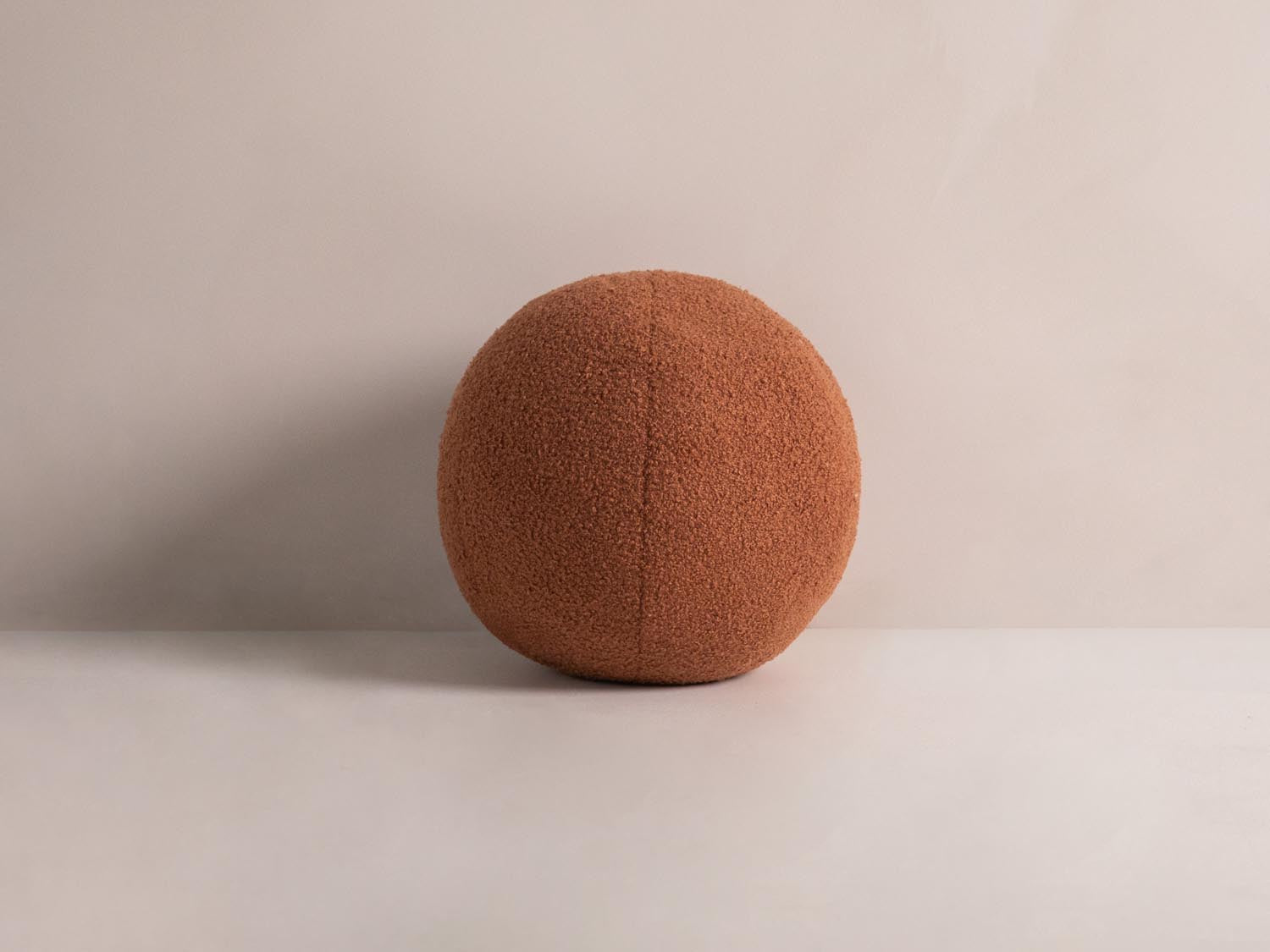 Ball Pillow in Brick-Now or Never präsentiert im Onlineshop von KAQTU Design AG. Deko Kissen ist von Micadoni