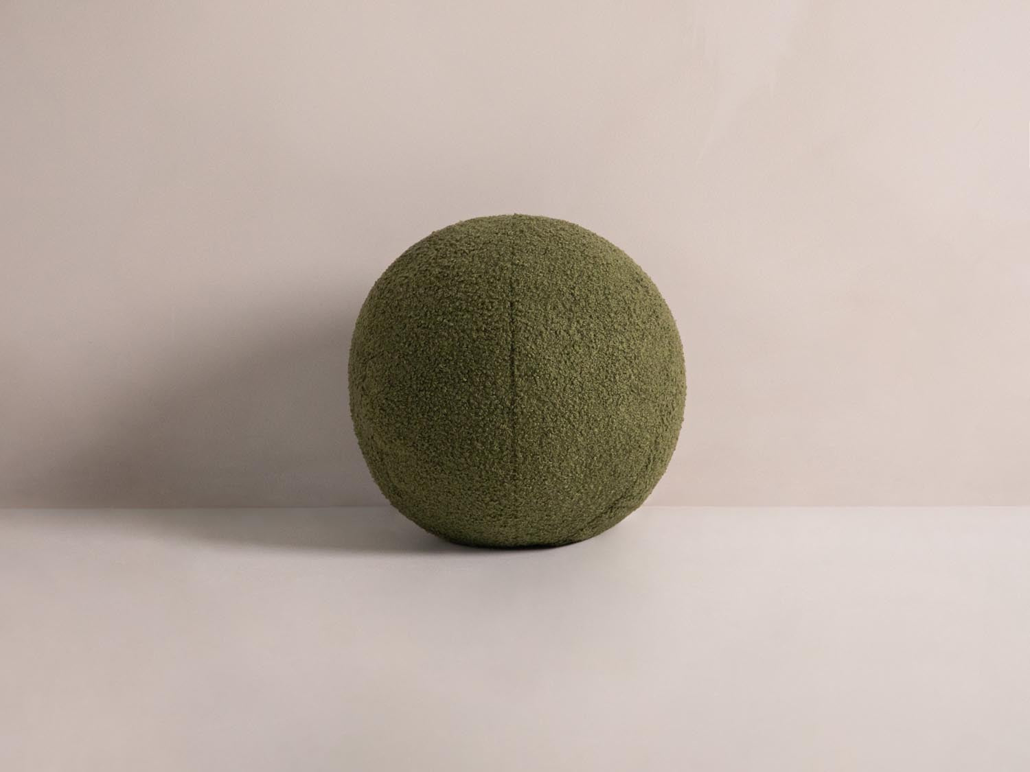 Ball Pillow in Green-Now or Never präsentiert im Onlineshop von KAQTU Design AG. Deko Kissen ist von Micadoni