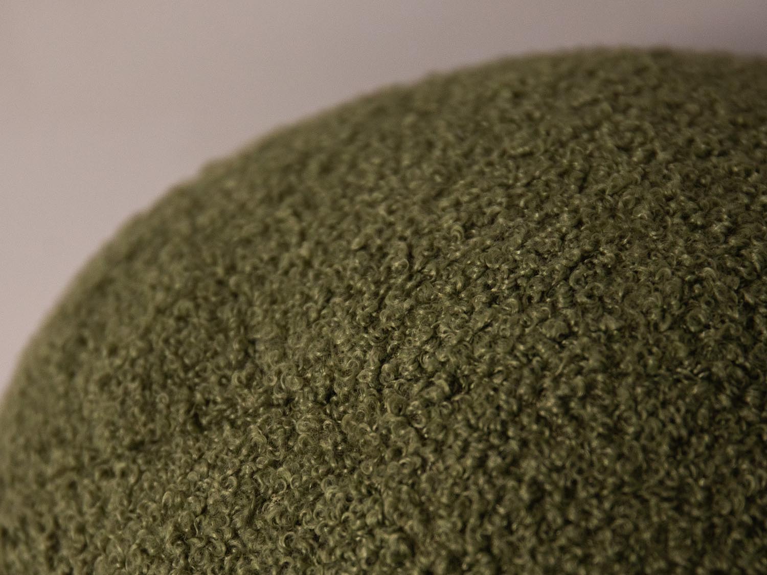 Ball Pillow in Green-Now or Never präsentiert im Onlineshop von KAQTU Design AG. Deko Kissen ist von Micadoni