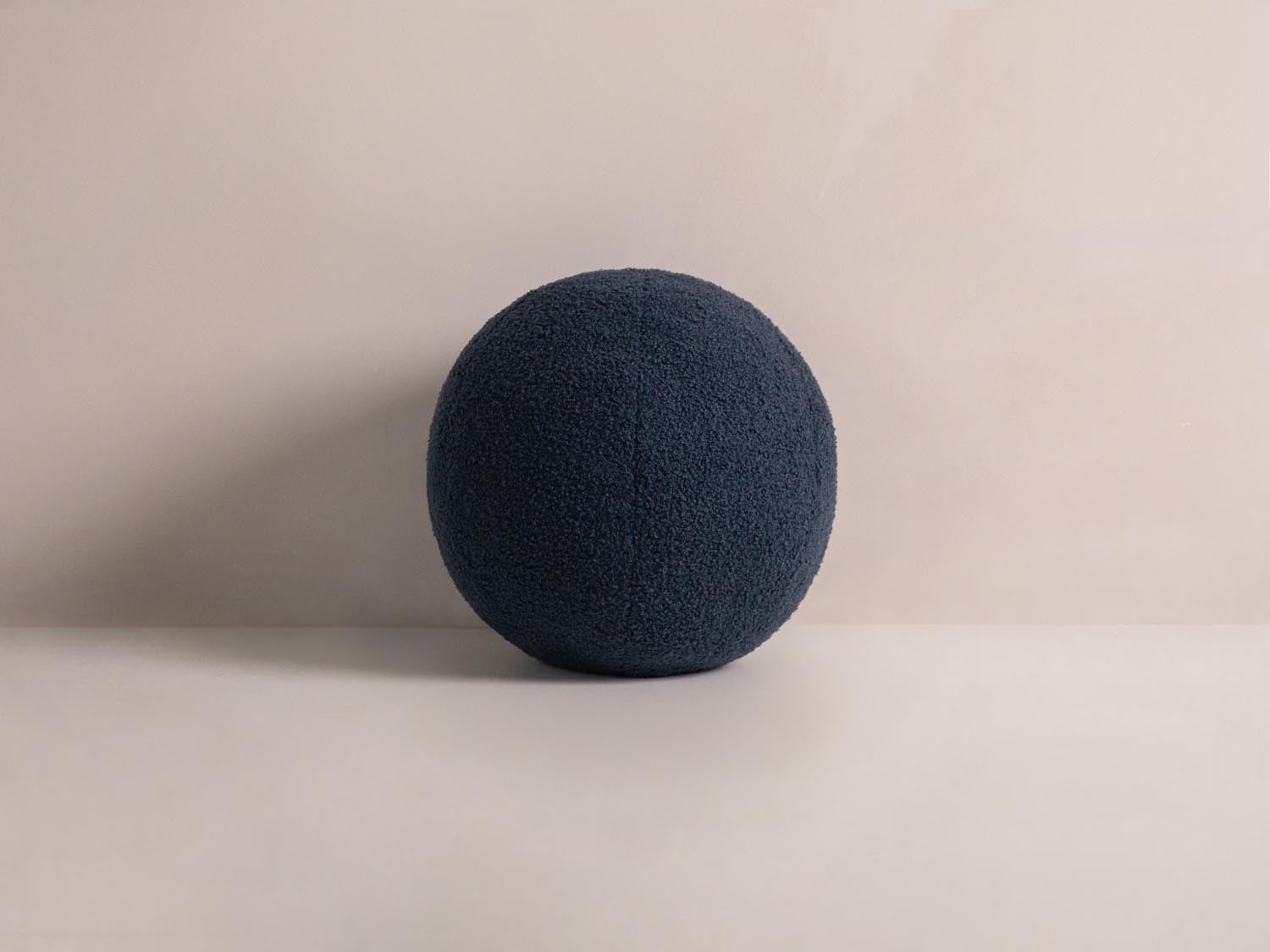 Deko Kissen Ball Pillow in Dunkelblau von Micadoni, stilvolles Accessoire für jedes Zuhause, ideal für gemütliche Akzente und Komfort.