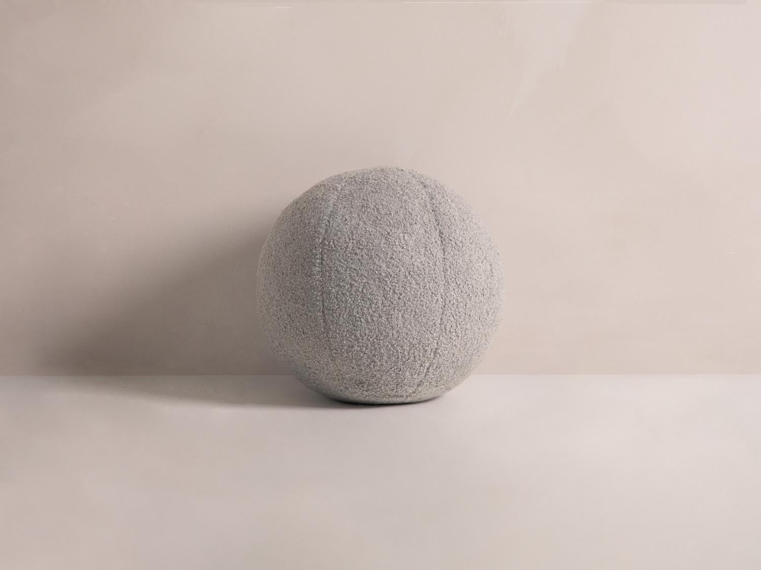 Ball Pillow in Light Grey präsentiert im Onlineshop von KAQTU Design AG. Deko Kissen ist von Micadoni