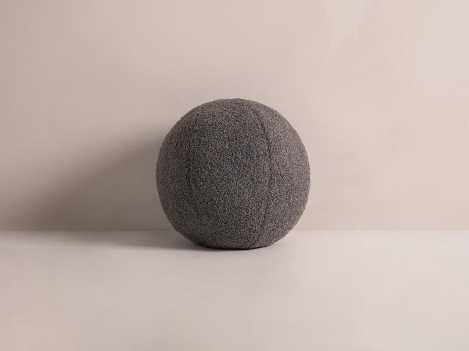 Ball Pillow in Grey präsentiert im Onlineshop von KAQTU Design AG. Deko Kissen ist von Micadoni