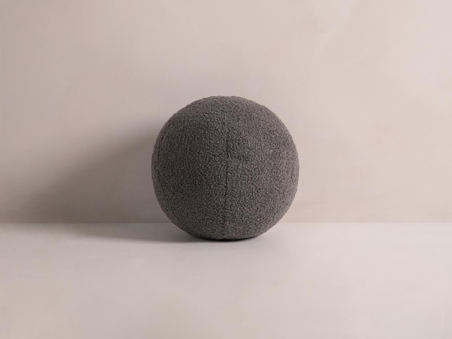 Stylisches Ball Pillow in Grau von Micadoni, ideal als dekoratives Kissen für jedes Zuhause. Perfekte Ergänzung für moderne Wohnräume.