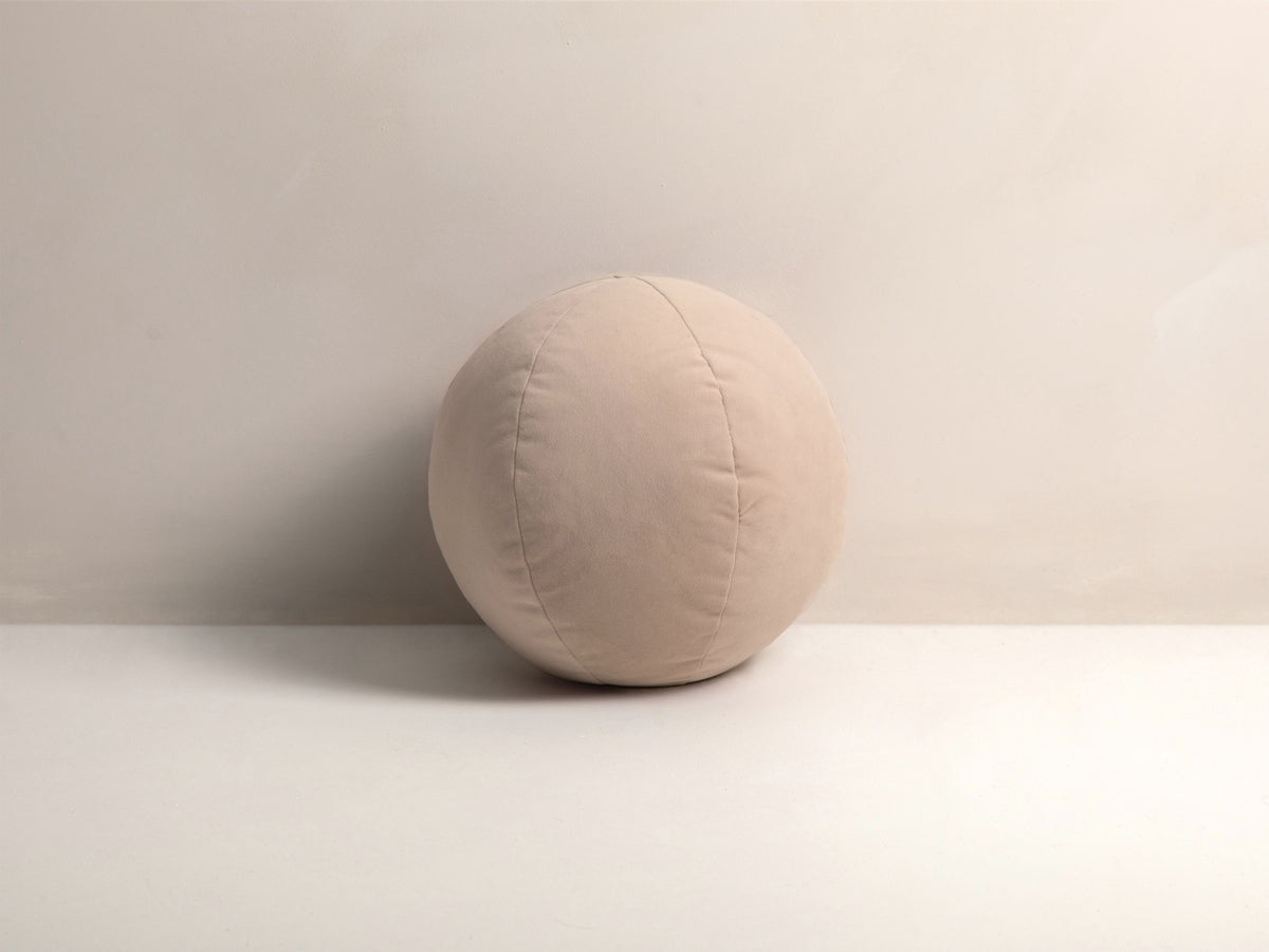 Ball Velour Pillow in Beige-Matt Velvet präsentiert im Onlineshop von KAQTU Design AG. Deko Kissen ist von Micadoni
