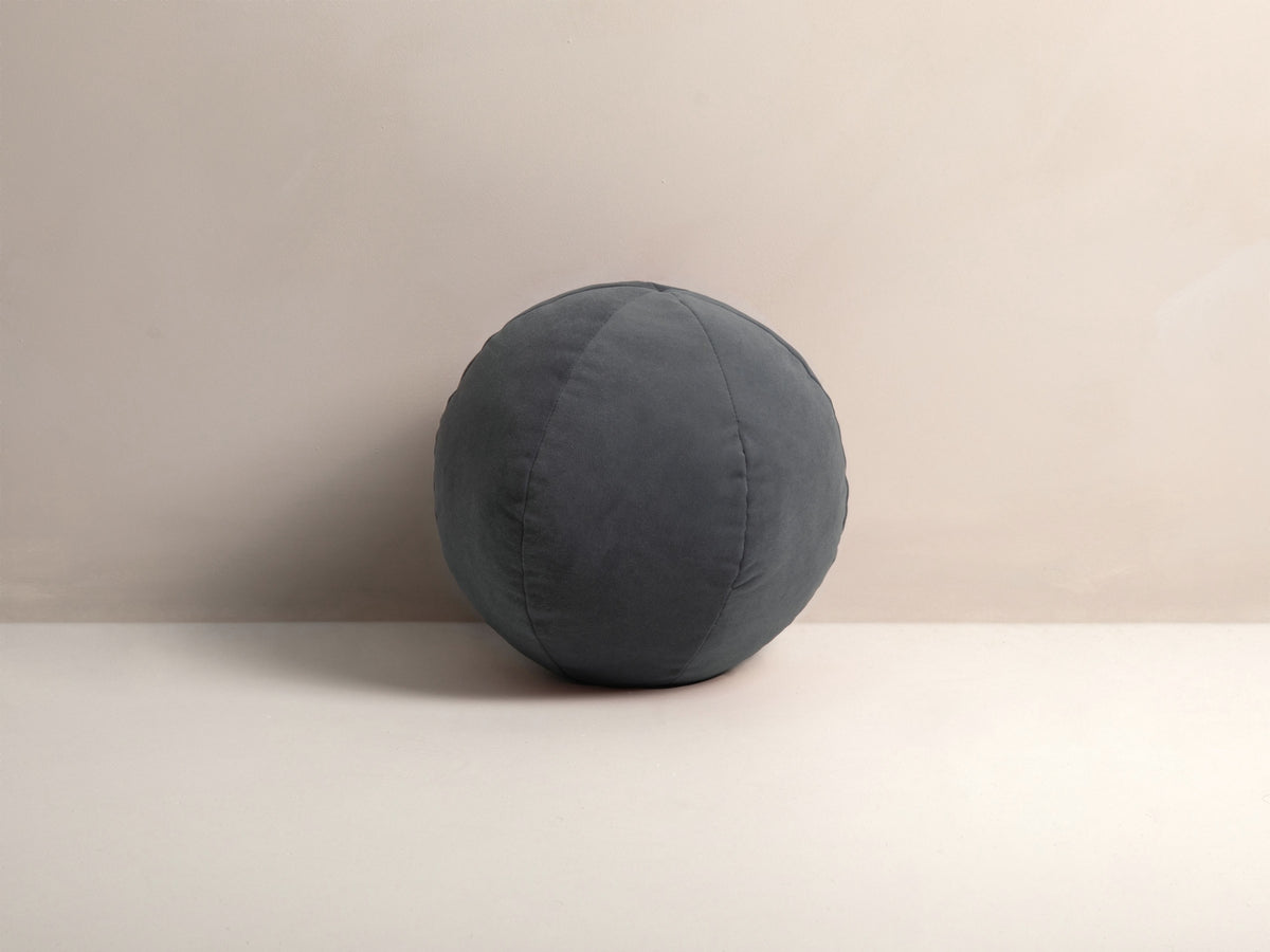 Ball Velour Pillow in Grey-Matt Velvet präsentiert im Onlineshop von KAQTU Design AG. Deko Kissen ist von Micadoni