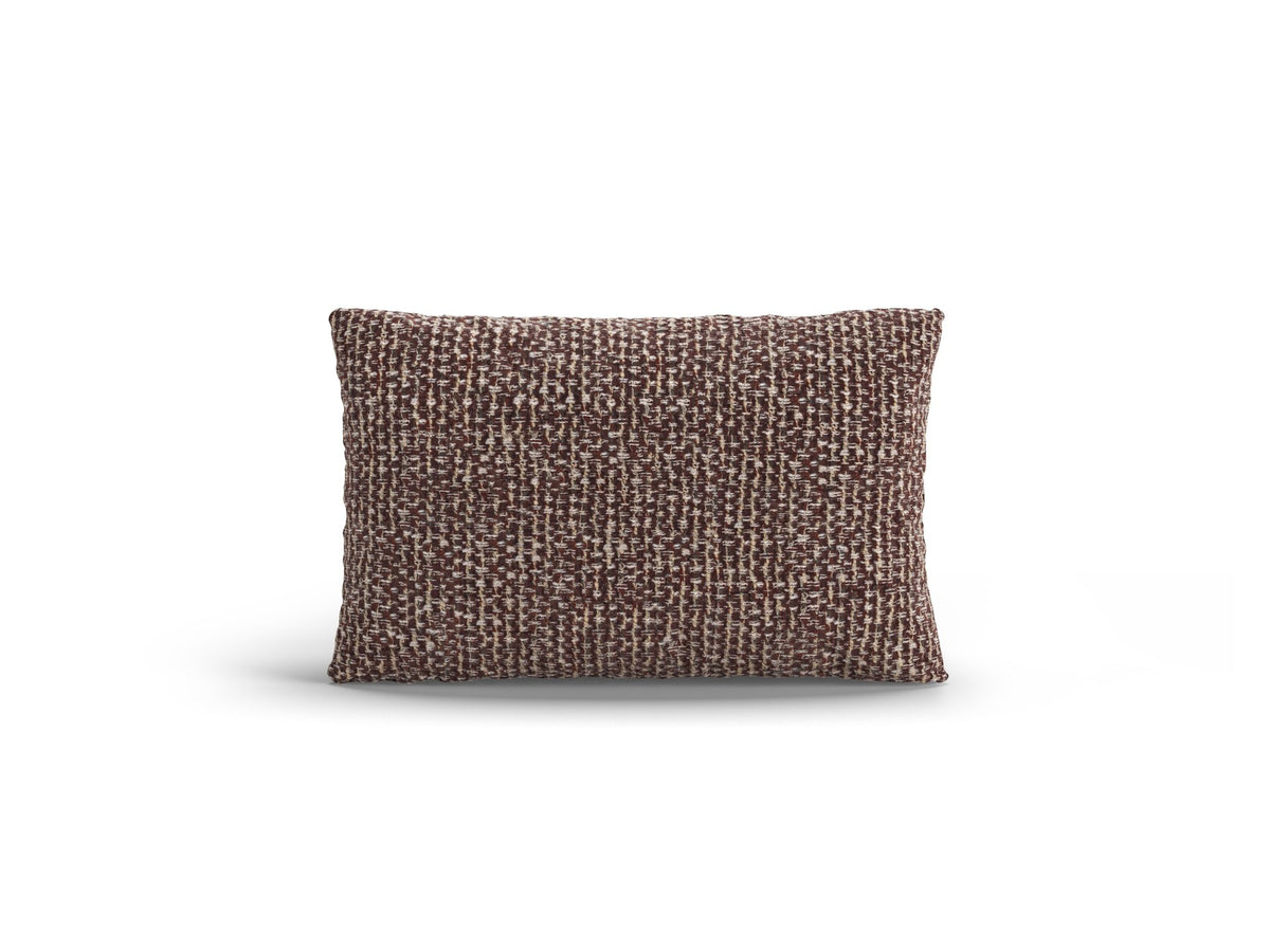 Weisses Dekokissen Poppy von Micadoni aus strukturiertem Bouclé-Stoff, rechteckige Form, Grösse 50x10x30 cm, auf hellem Hintergrund.