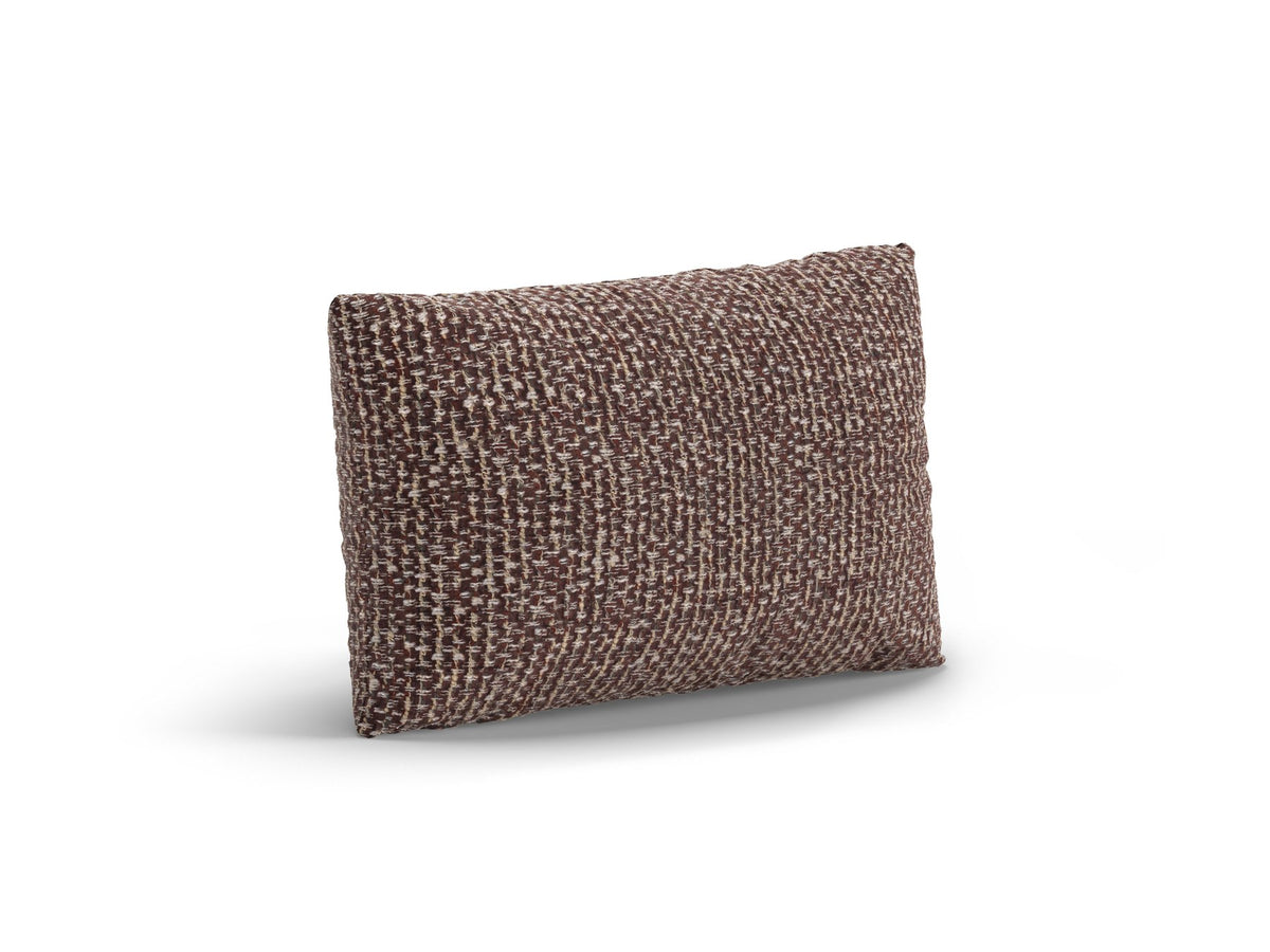 Weisses Dekokissen Poppy von Micadoni aus strukturiertem Bouclé-Stoff, rechteckige Form, Grösse 50x10x30 cm, auf hellem Hintergrund.