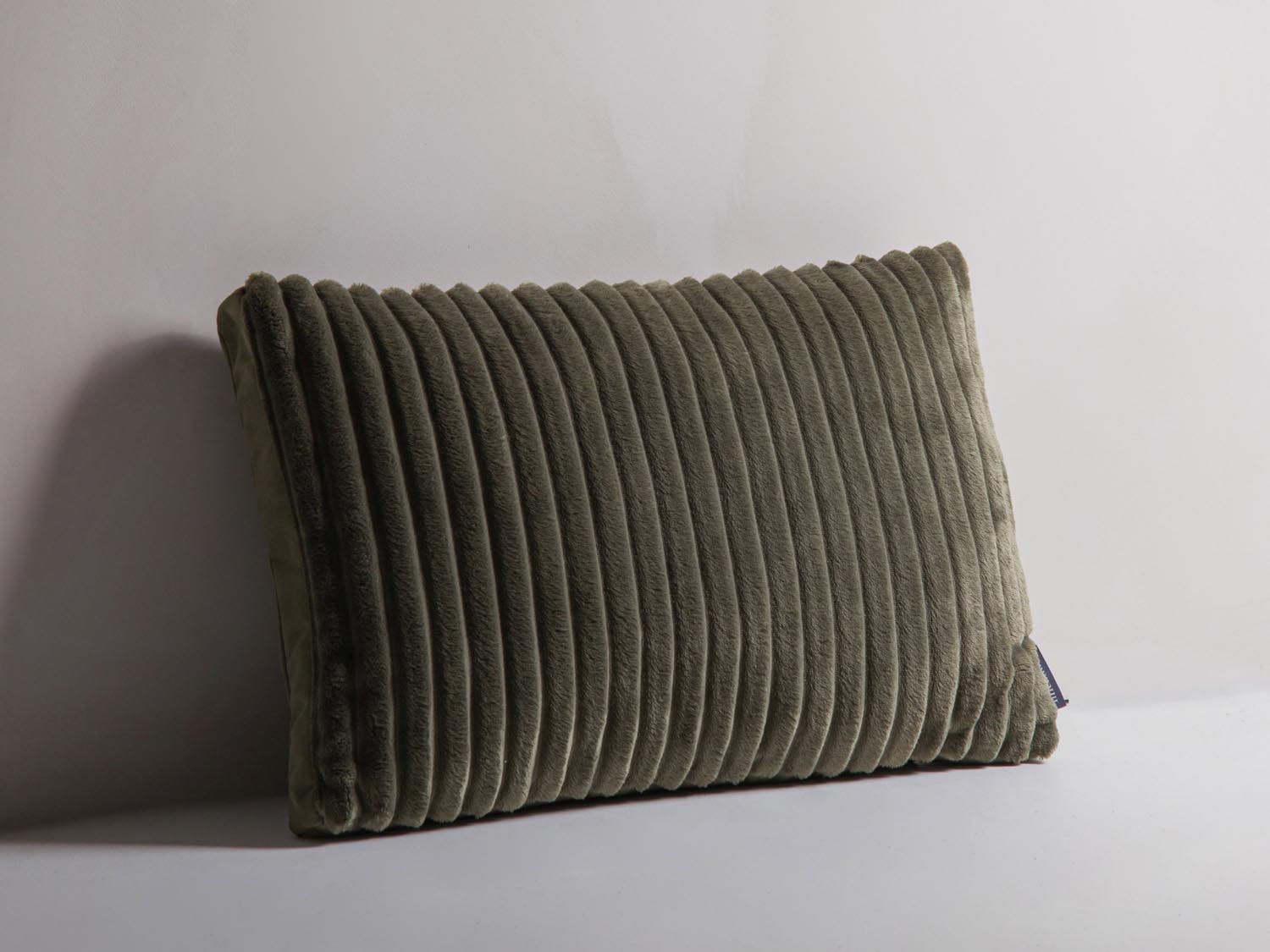 Gestreiftes Kissen in sanften Grüntönen, aus weichem Matt-Velours, ideal für stilvolle Wohnräume und gemütliche Akzente.