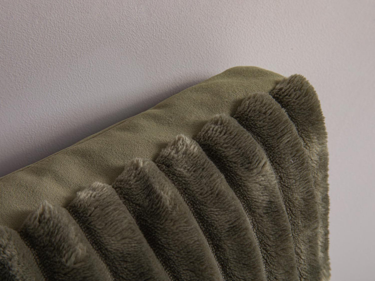 Stripy Pillow in Moss Green, Green-Tilia,Matt Velvet präsentiert im Onlineshop von KAQTU Design AG. Deko Kissen ist von Micadoni