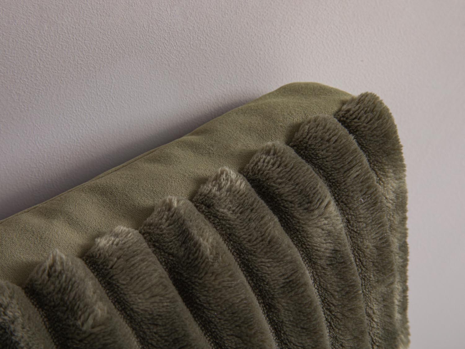 Stylisches Kissen mit zarten Streifen in beruhigenden Grüntönen, aus hochwertigem Matt-Velours für ein zeitgemäßes Zuhause.