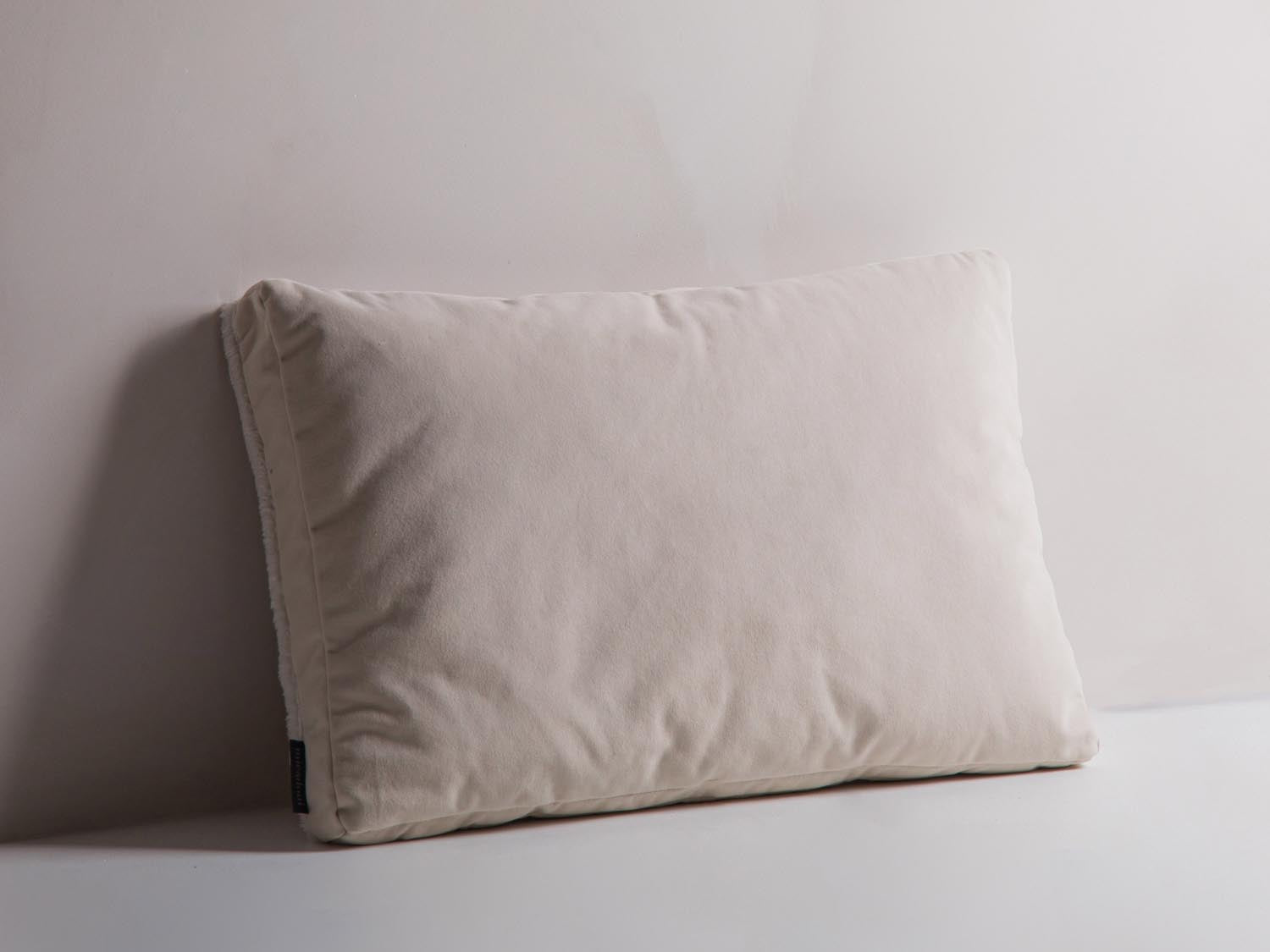 Elegantes Deko Kissen "Stripy Pillow" in sanften Ivory- und Beige-Nuancen, gefertigt aus luxuriösem Matt Velvet für ein modernes Wohnambiente.