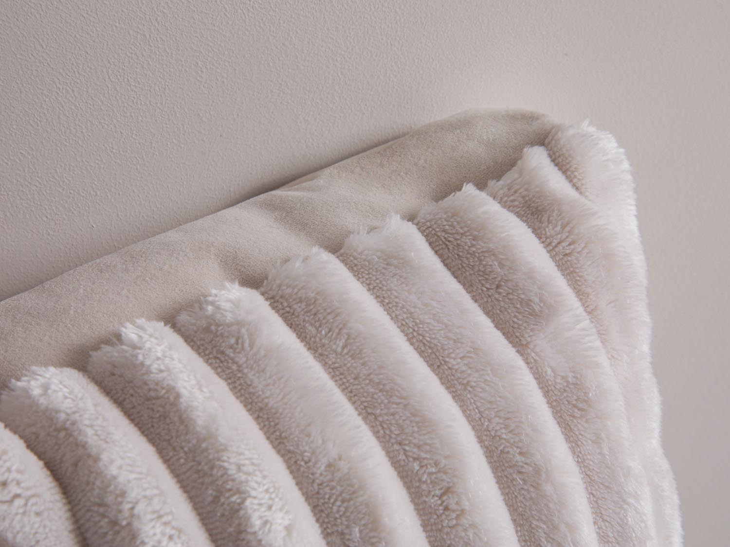 Stylisches Kissen "Stripy Pillow" in sanften Beige- und Ivory-Tönen, aus hochwertigem Matt Velvet für ein zeitgemäßes Zuhause.