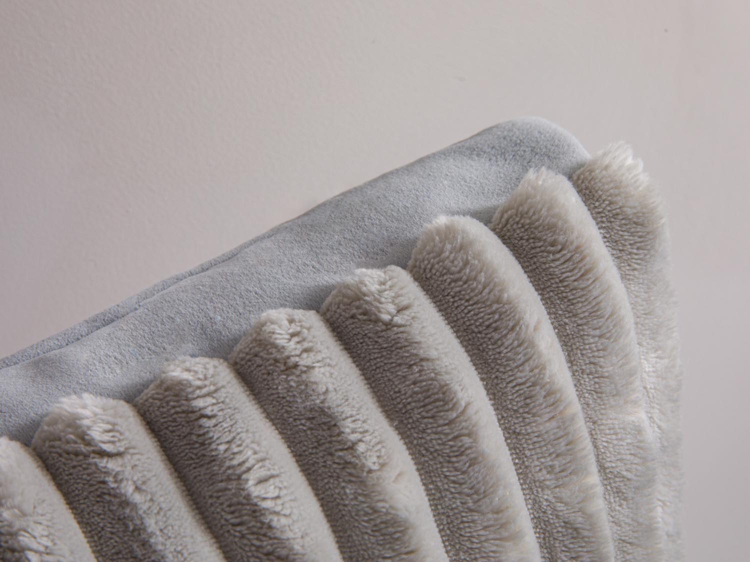 Elegantes Kissen mit zeitlosem Streifen-Design in dezenten Grautönen, gefertigt aus hochwertigem Mattvelours für ein gemütliches Zuhause.