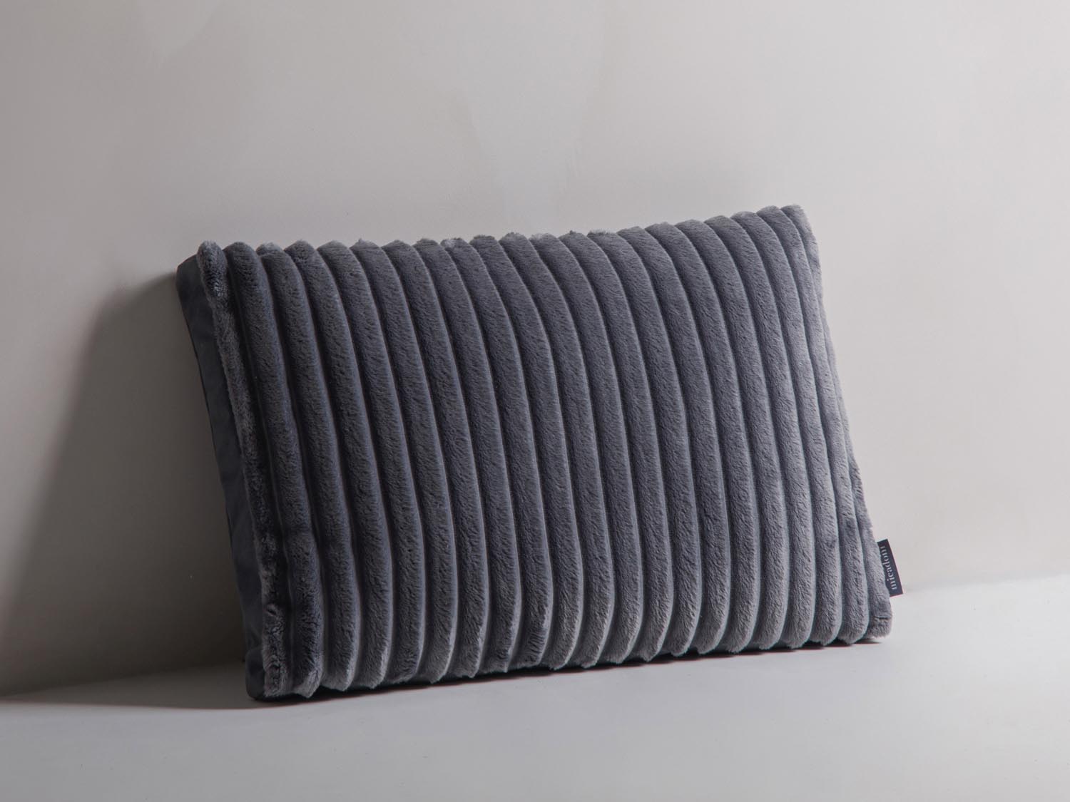 Gemütliches Stripy Pillow in stilvollem Grau, aus weichem Matt-Velours, ideal für eine moderne Wohnraumgestaltung.