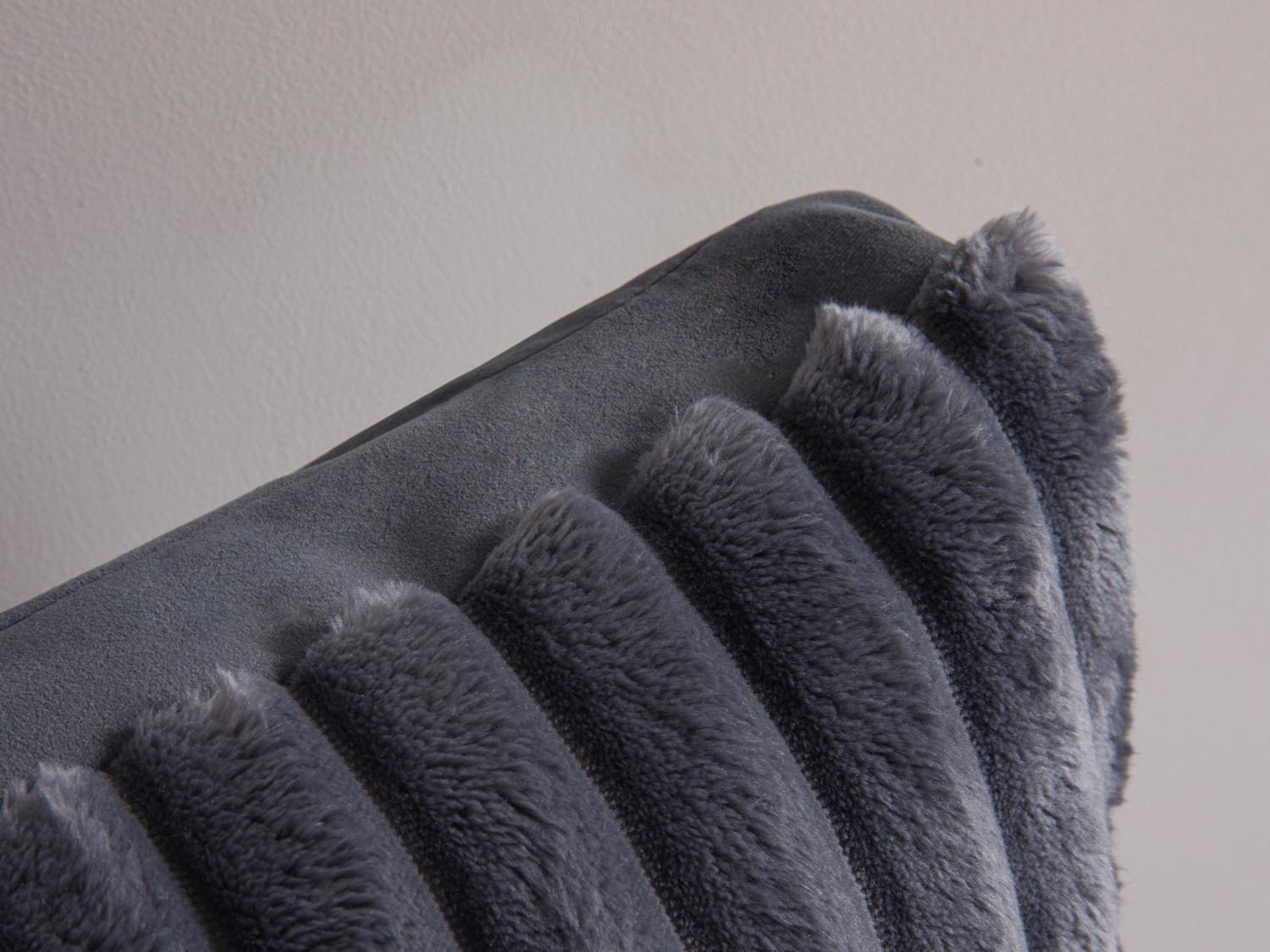 Gestreiftes Kissen "Stripy Pillow" in Grau aus luxuriösem Matt-Velours, ideal für moderne Wohnräume und gemütliche Akzente.
