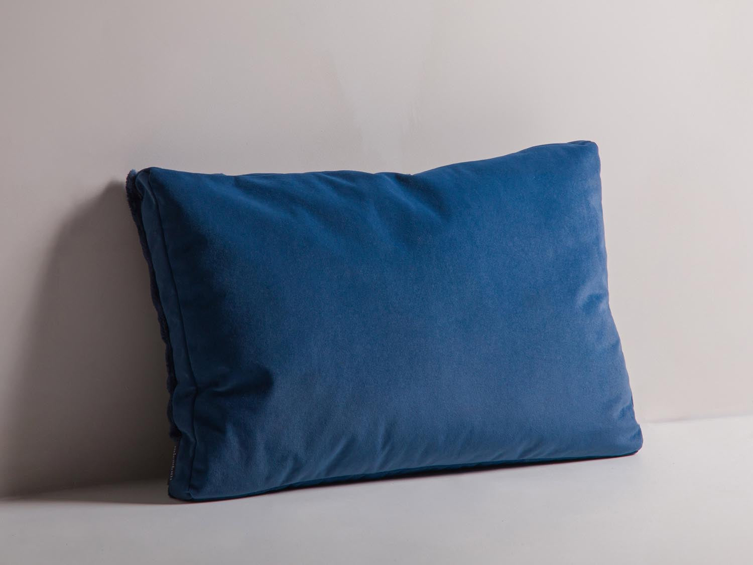 Elegantes gestreiftes Kissen in Navy und Blau aus hochwertigem Mattvelours von Micadoni, perfekt für eine moderne Wohnatmosphäre.