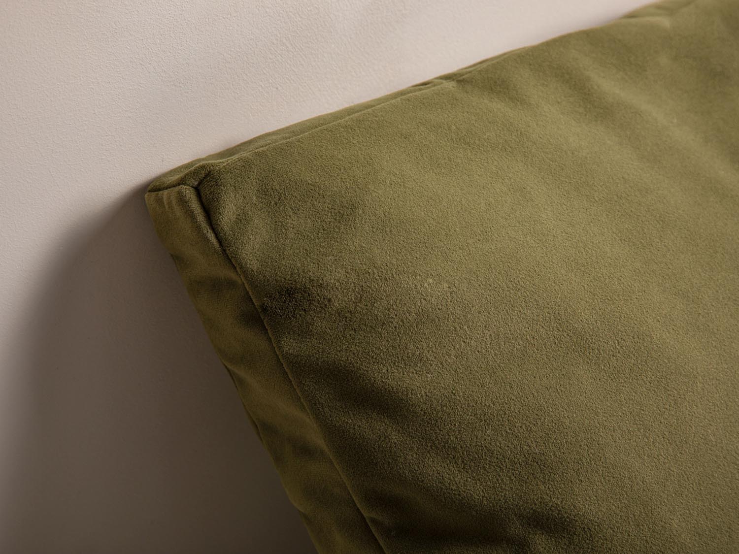 Elegantes Kissen aus weichem Velours mit Streifenmuster in sanften Grüntönen, perfekt für eine stilvolle Wohnatmosphäre.