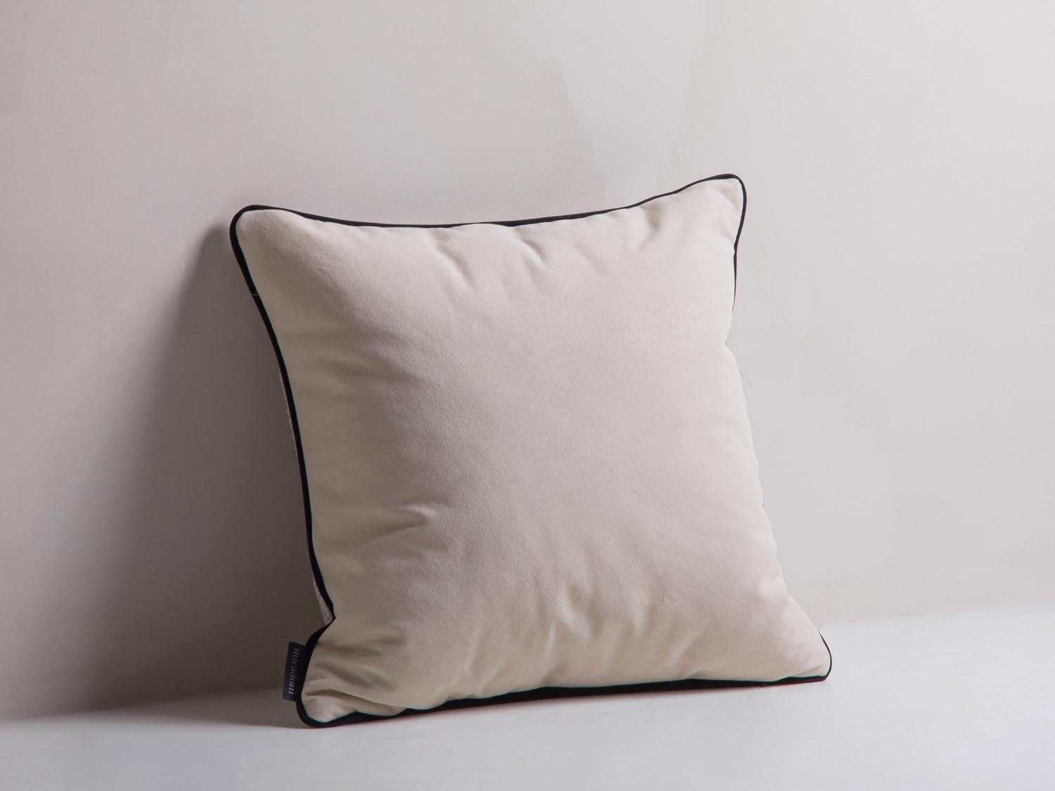 Entdecken Sie das Celine Pillow von Micadoni – ein elegantes Kissen, das Ihrem Wohnraum Komfort und Stil verleiht. Perfekt für jedes Sofa!