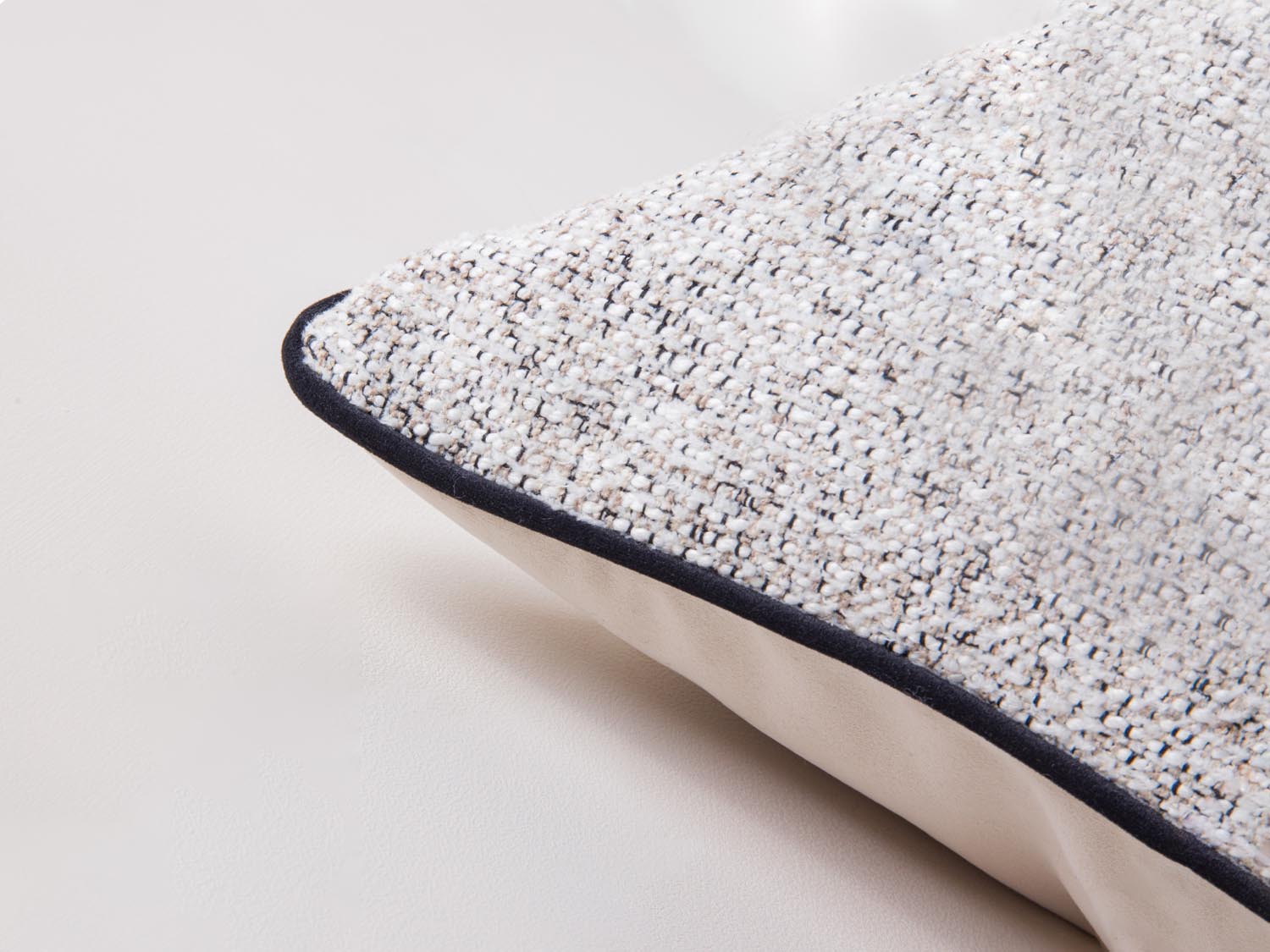 Elegantes Kissen "Celine" in Beige Melange von Micadoni, aus luxuriösem Matt Velvet, perfekt für eine gemütliche und stilvolle Einrichtung.