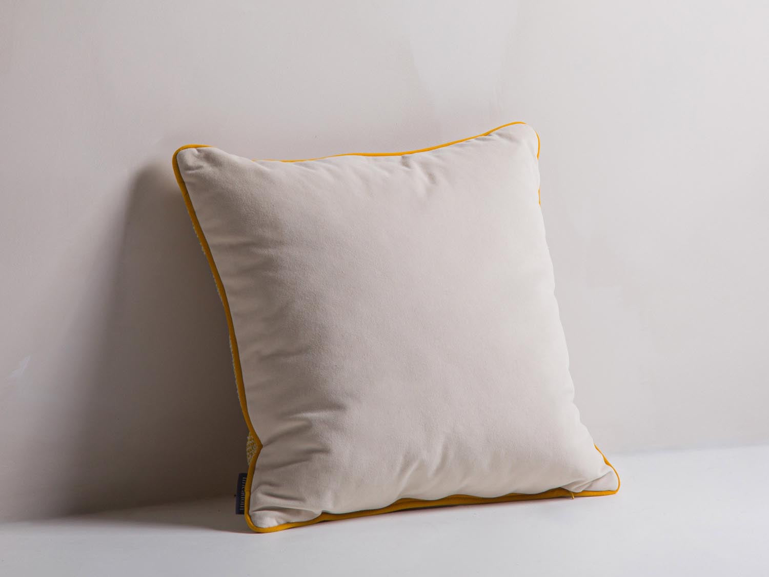 Entdecken Sie das Celine Pillow von Micadoni – ein elegantes Kissen, das Ihrem Wohnraum Komfort und Stil verleiht. Perfekt für jedes Sofa!