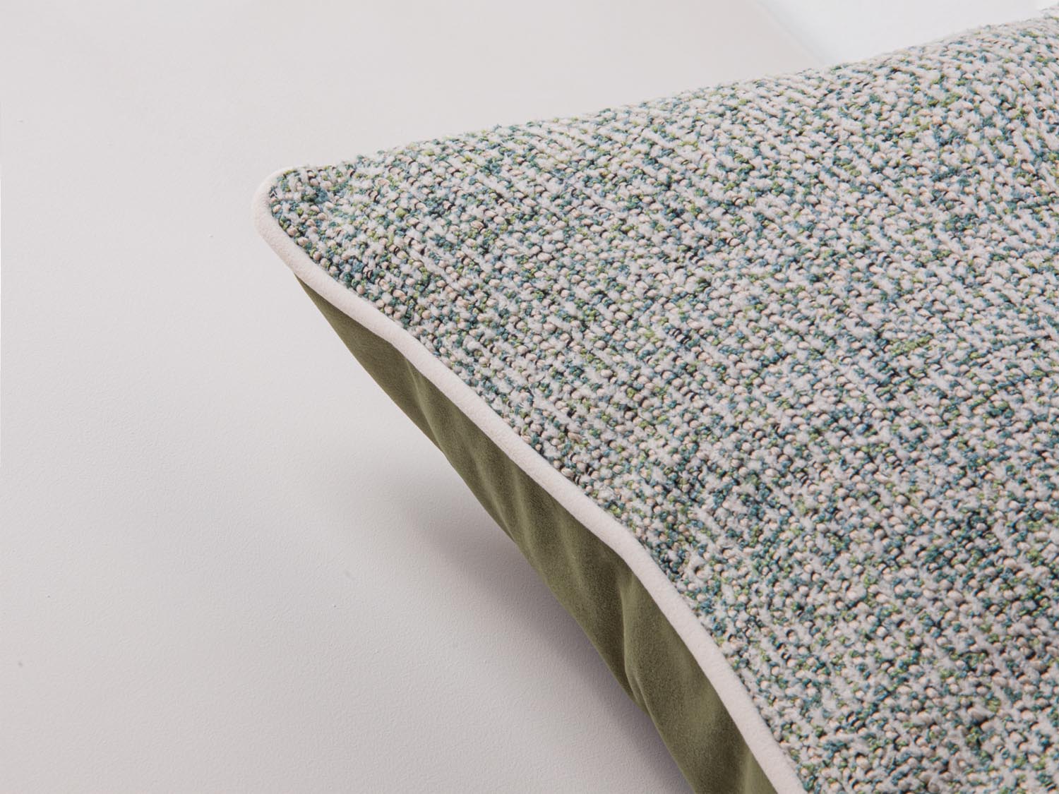 Erleben Sie das Celine Pillow von Micadoni – ein stilvolles Kissen, das Komfort und Eleganz in Ihr Zuhause bringt. Ideal für jedes Sofa!