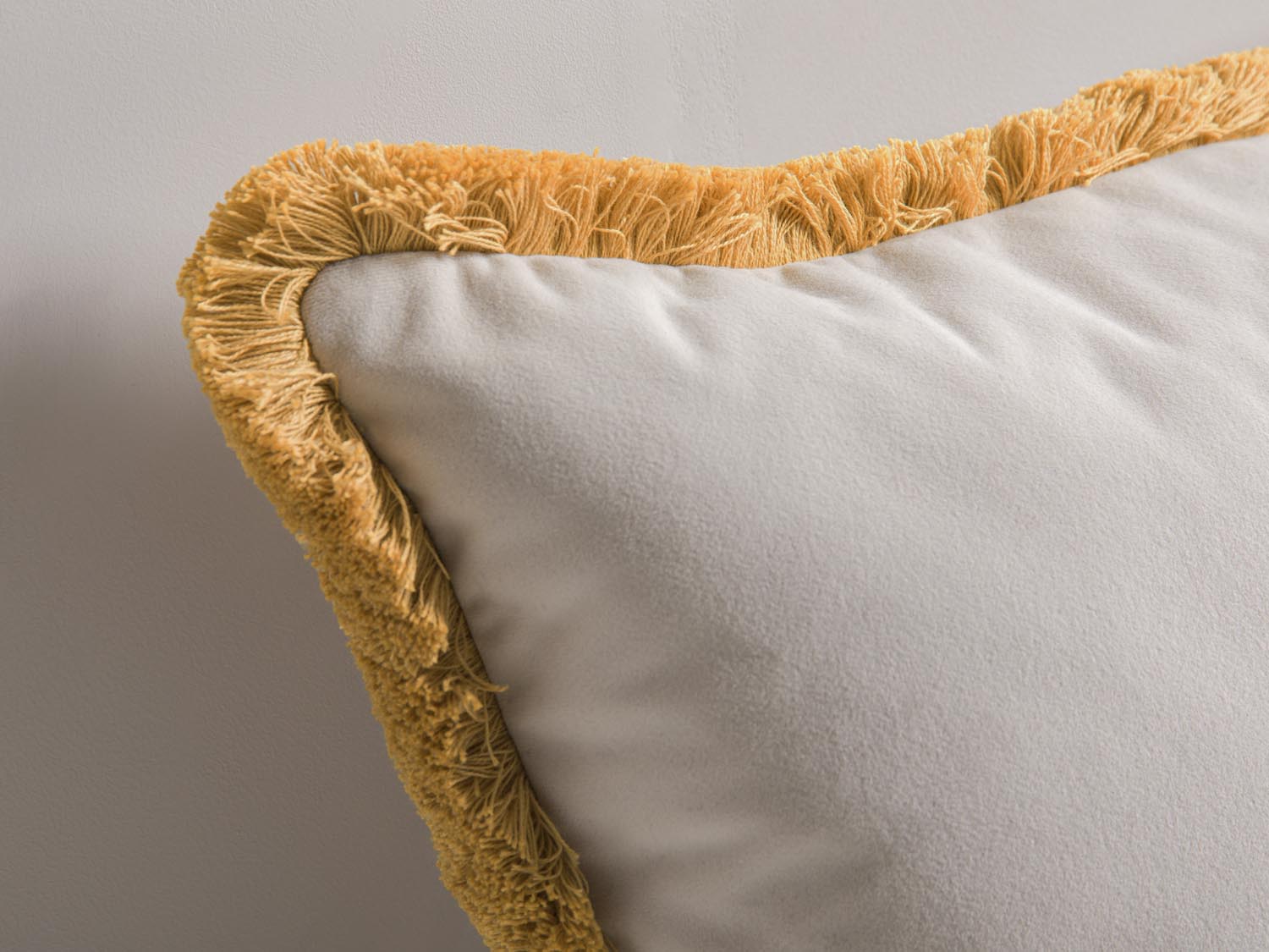 Entdecken Sie den Hippy Pillow von Micadoni – ein farbenfrohes Kissen, das Ihrem Zuhause Stil und Gemütlichkeit verleiht. Perfekt für jedes Sofa!