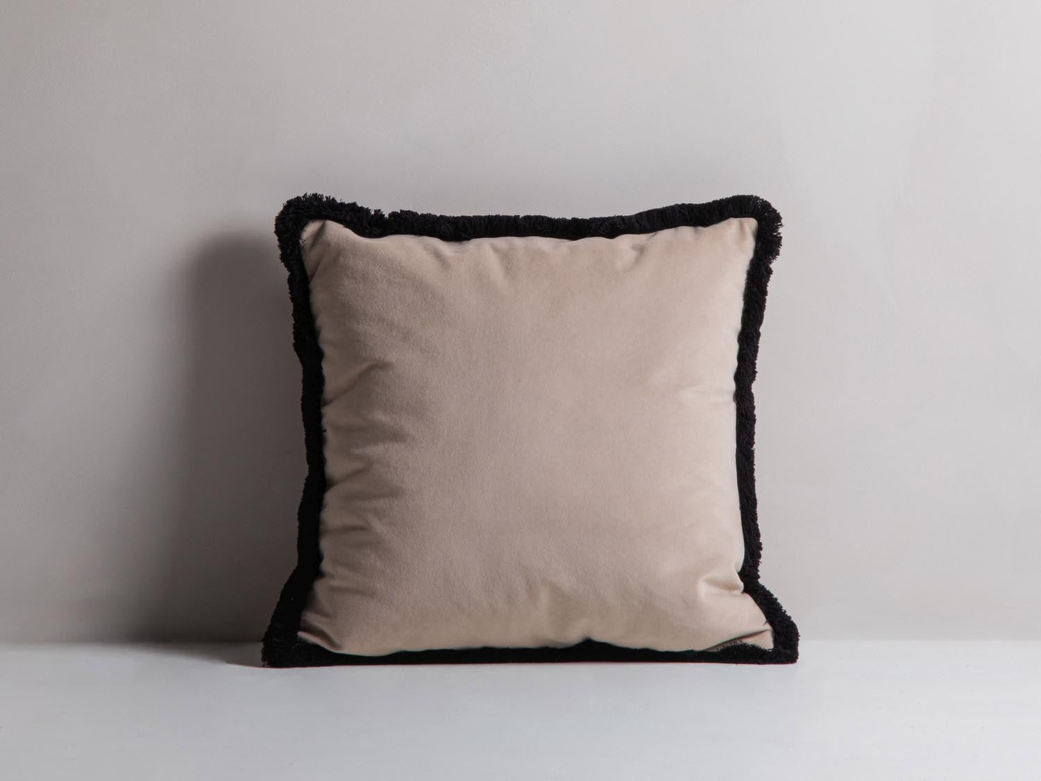 Hippy Pillow in Beige-Matt Velvet präsentiert im Onlineshop von KAQTU Design AG. Deko Kissen ist von Micadoni