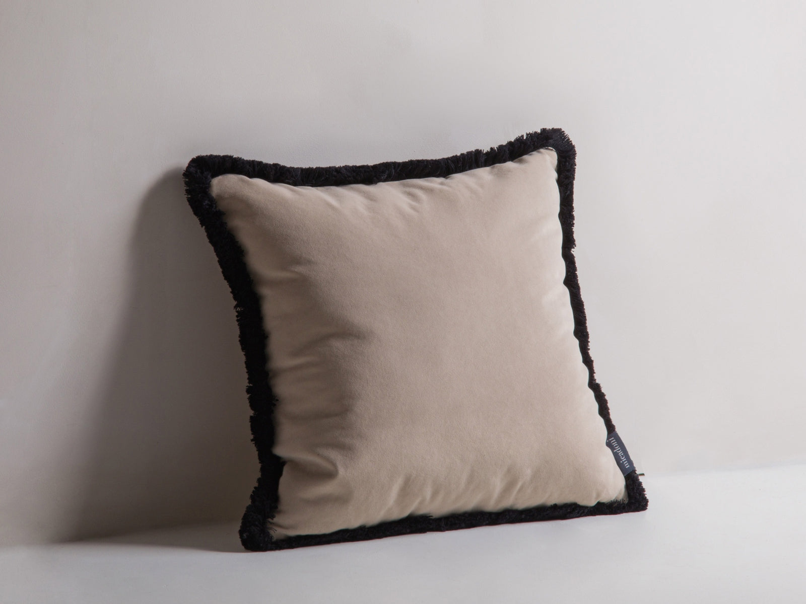 Verleihen Sie Ihrem Wohnraum mit dem Hippy Pillow von Micadoni einen Hauch von Farbe und Komfort. Ideal für Sofas und gemütliche Ecken!