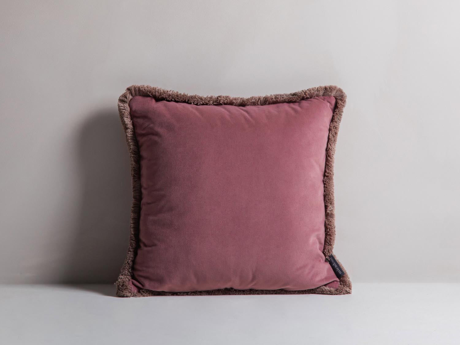 Hippy Pillow in Pink-Matt Velvet präsentiert im Onlineshop von KAQTU Design AG. Deko Kissen ist von Micadoni