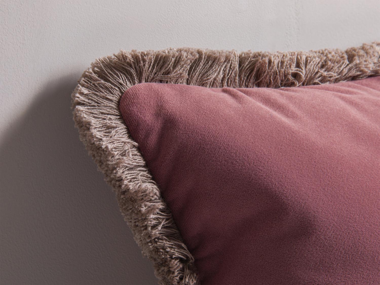 Gemütliches Deko Kissen "Hippy Pillow" in zartem Rosa, gefertigt aus weichem Samt, perfekt für ein modernes Wohnambiente.