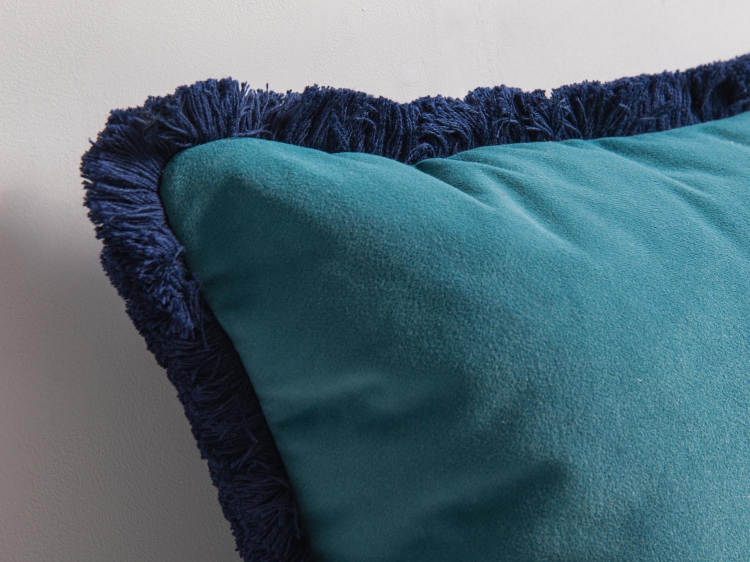 Hippy Pillow in elegantem Türkis, aus weichem Samt gefertigt. Ein trendiges Deko-Kissen, das jedem Raum einen Hauch von Boho-Charme verleiht.