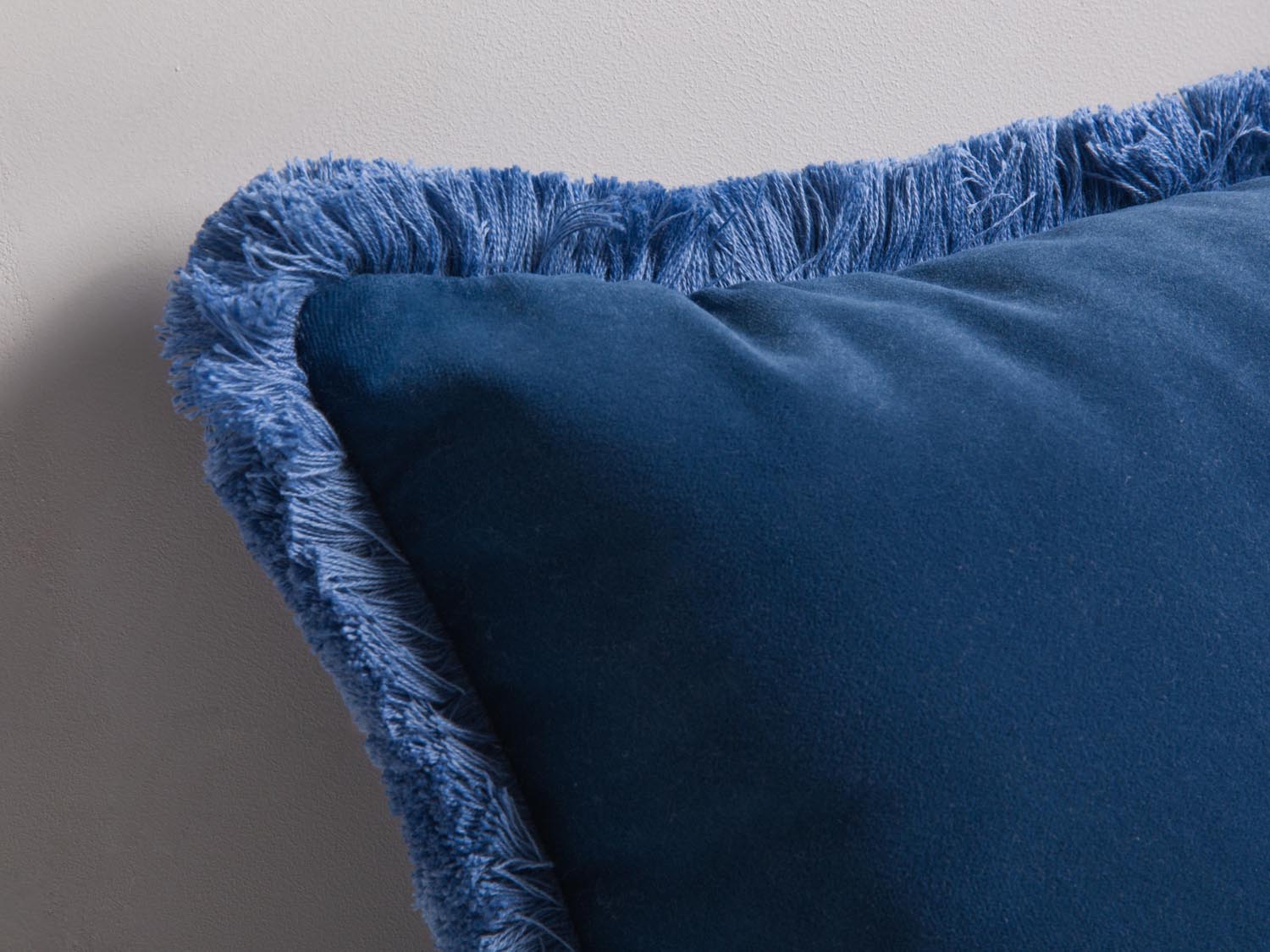 Elegantes Hippy Pillow in zartem Blau, gefertigt aus weichem Samt, ideal für eine stilvolle Wohnraumgestaltung.