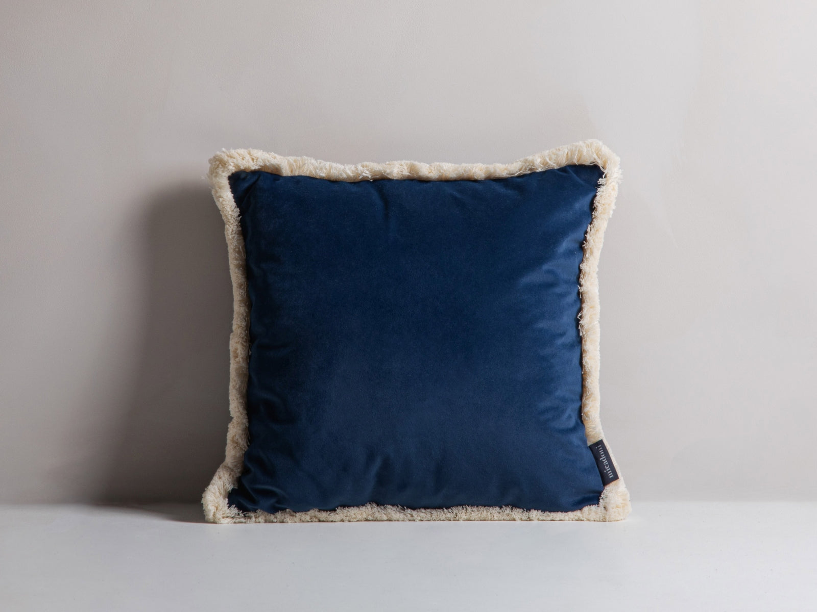 Hippy Pillow in Royal Blue-Matt Velvet präsentiert im Onlineshop von KAQTU Design AG. Deko Kissen ist von Micadoni