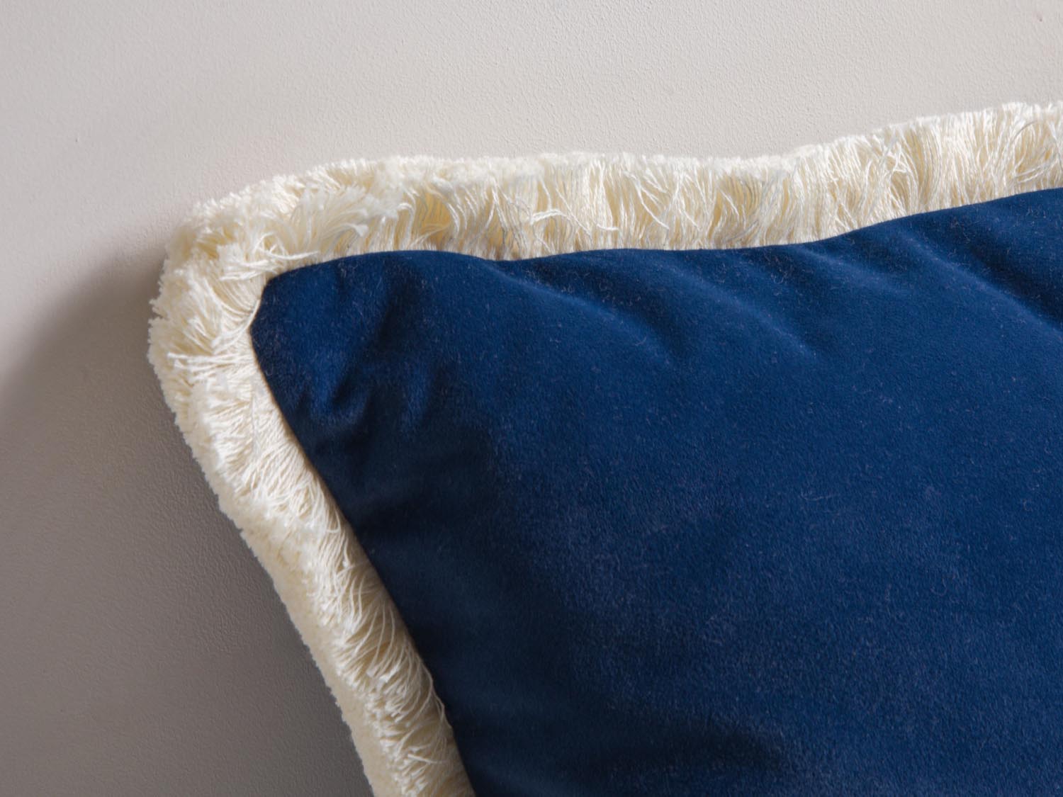 Dekoratives Hippy Pillow in Royal Blue, gefertigt aus luxuriösem Samt, perfekt für ein modernes und einladendes Wohnambiente.