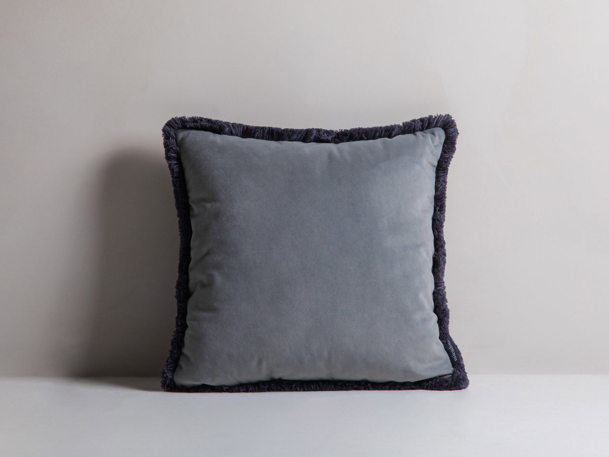 Hippy Pillow in Grey-Matt Velvet präsentiert im Onlineshop von KAQTU Design AG. Deko Kissen ist von Micadoni
